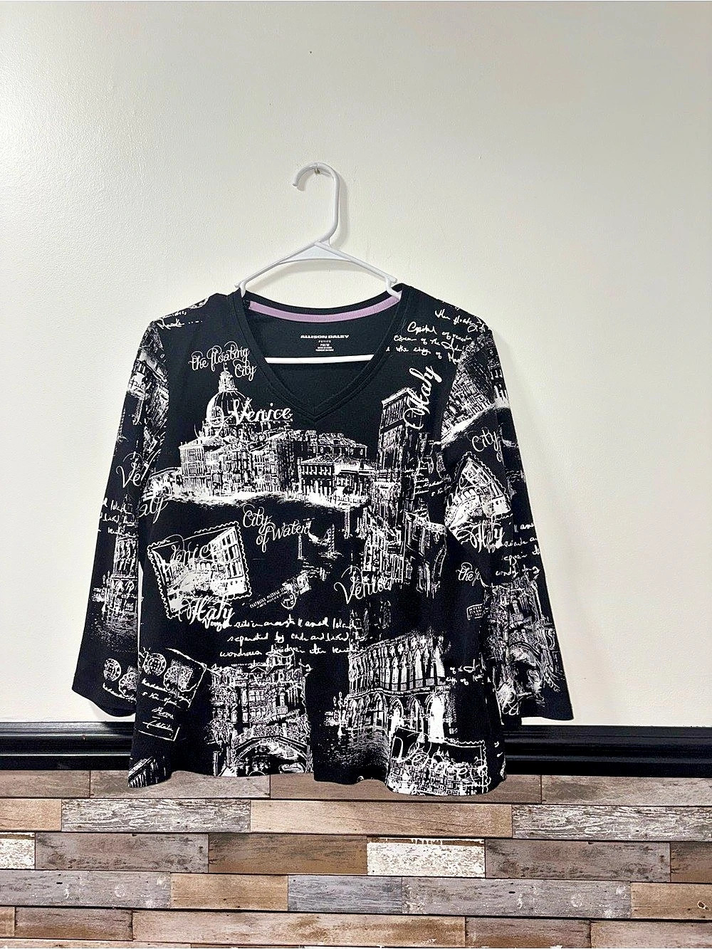 Allison Daley V Neck 3/4 Sleeve Graphic Top Size Petite Medium